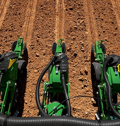 Výsadba a výsadba poľa pomocou sejačky John Deere série 1700