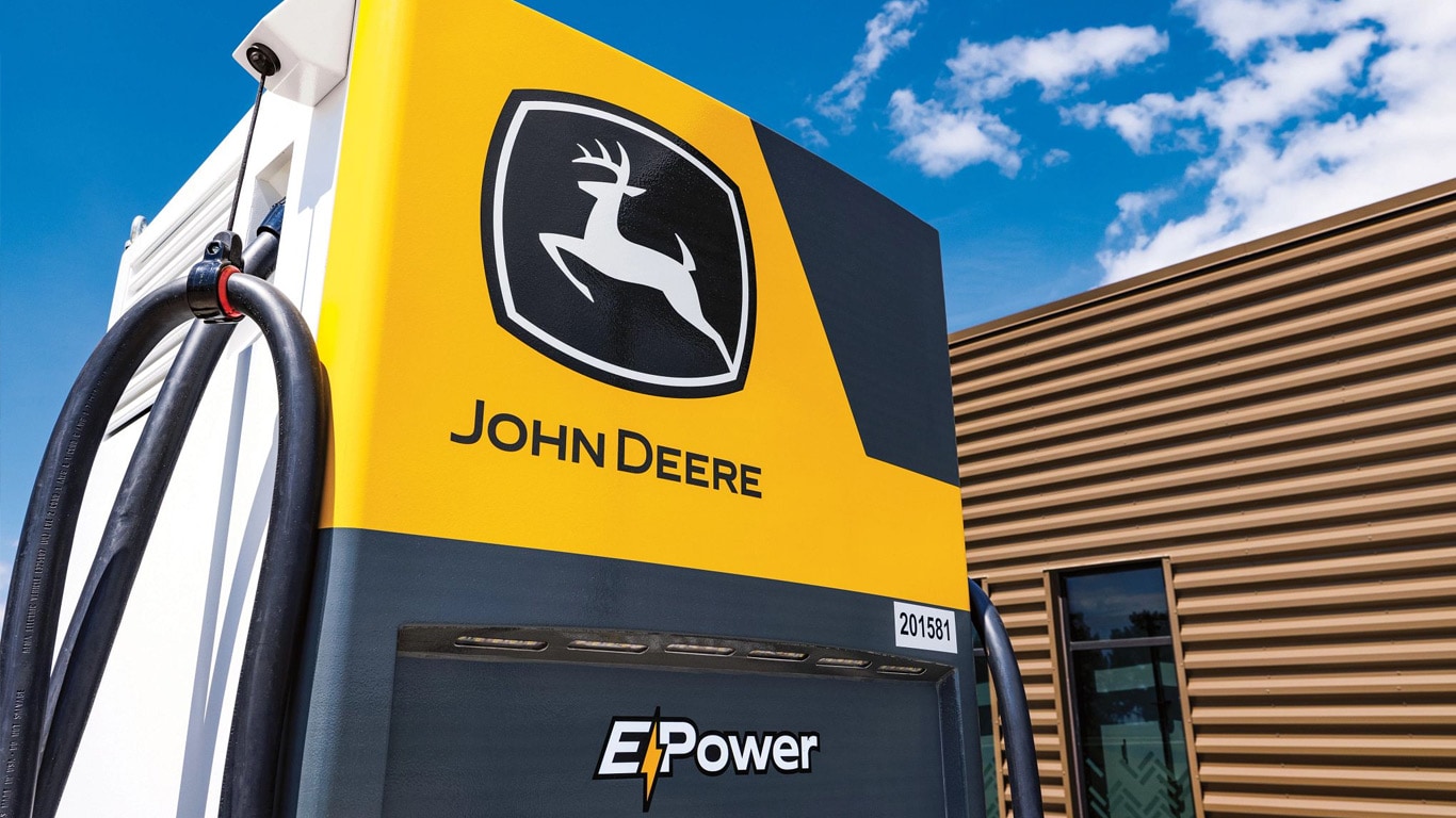 Detailný záber na nabíjaciu stanicu John Deere E-Power