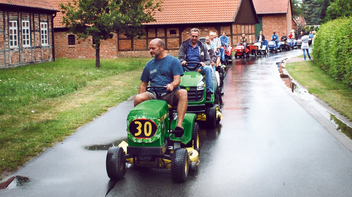 Stará traktorová kosačka, majiteľ domu, záhrada, prehliadka