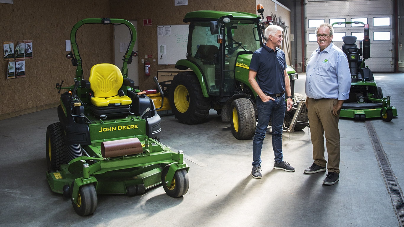 Komerčné kosenie, Strojárska hala, Kosačka s nulovým polomerom otáčania, Kompaktný úžitkový traktor, Zákazník, Predajca, Rozhovor