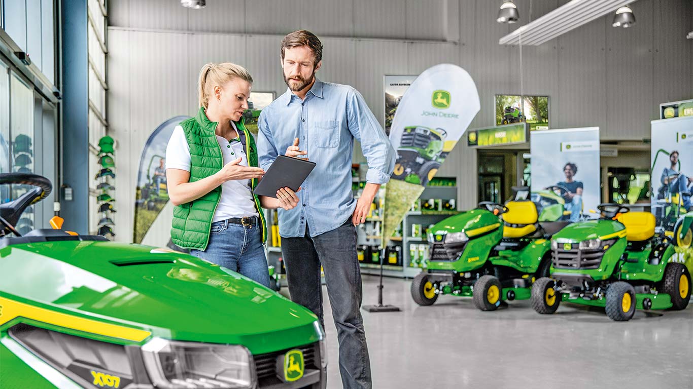 Predajca strojov značky John Deere odporúča zákazníkovi zakúpiť kosačku John Deere.