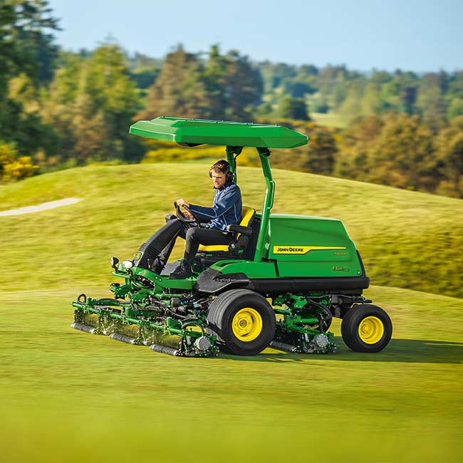 Správca golfového ihriska pracuje v oblasti trávnika s kosačkou John Deere na ferveje