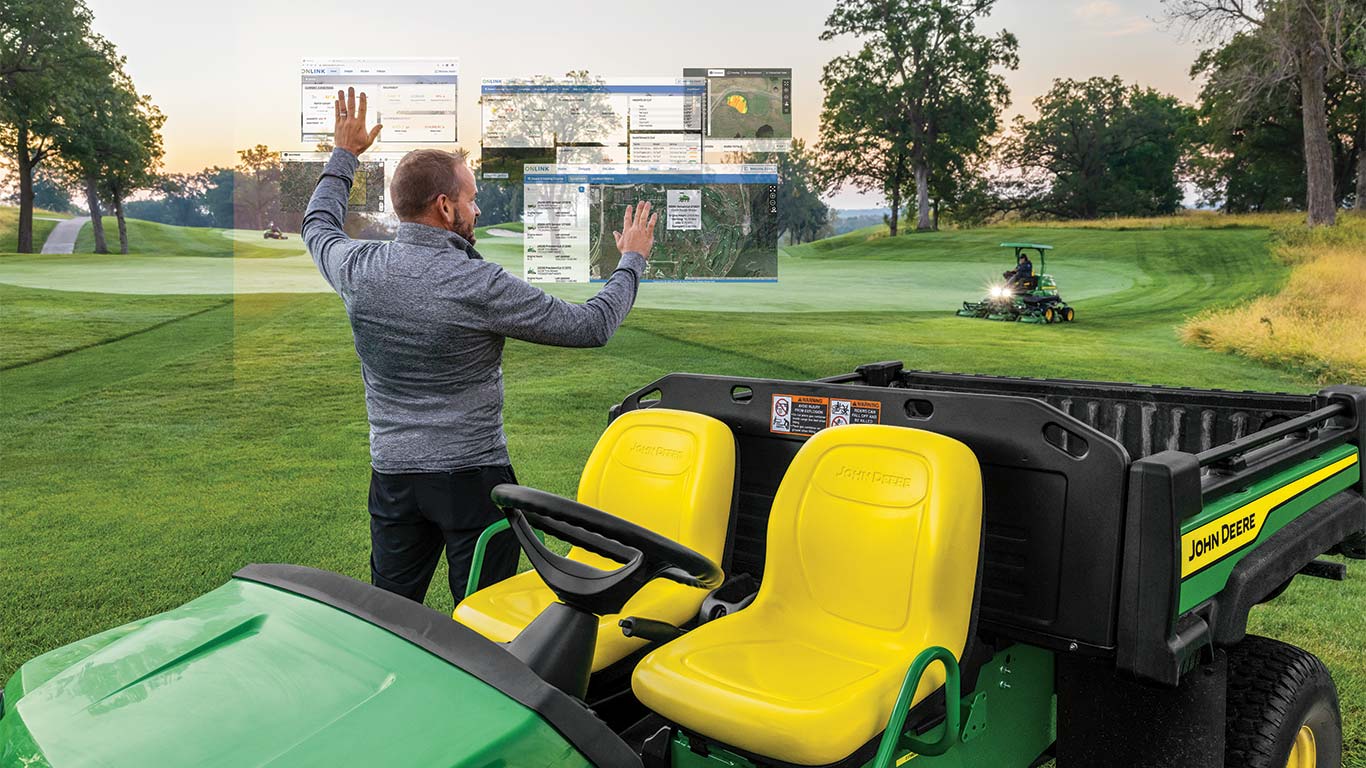 Správca golfového ihriska ovláda vo vzduchu na golfovom ihrisku imaginárne displeje Smart Green Keeping.