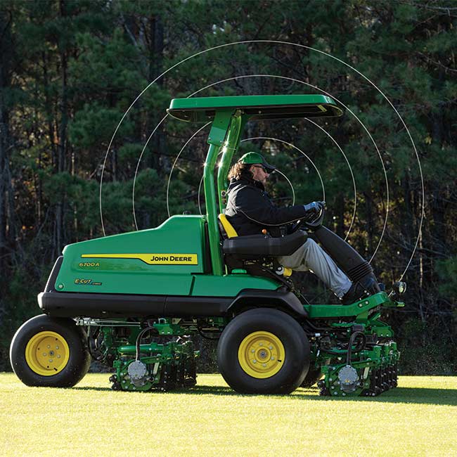 Správca golfového ihriska pracuje v oblasti trávnika s kosačkou John Deere na ferveje a využíva technológiu konektivity.