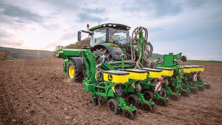 Traktor John Deere 6R ťahaj&uacute;ci 8-riadkov&uacute; sejačku 1725NT