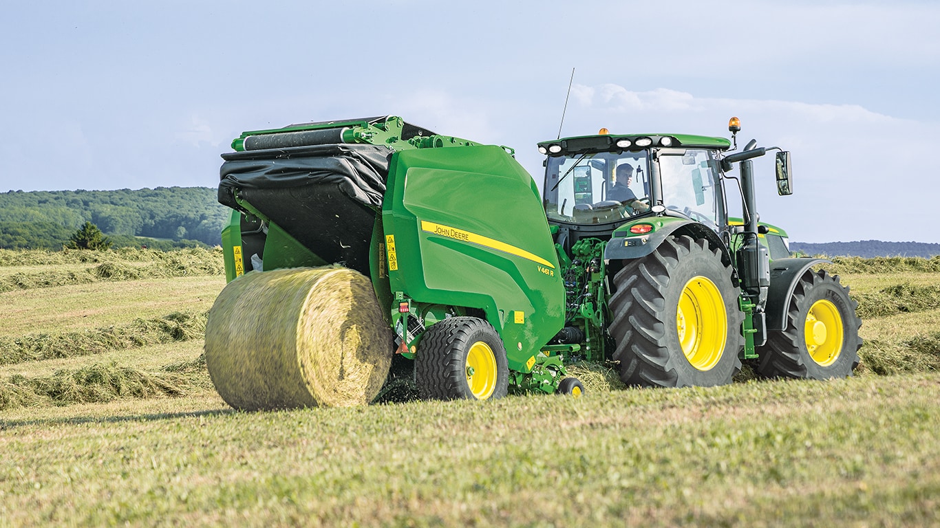 Lis na balíky John Deere s variabilnou komorou V461R s traktorom 6R