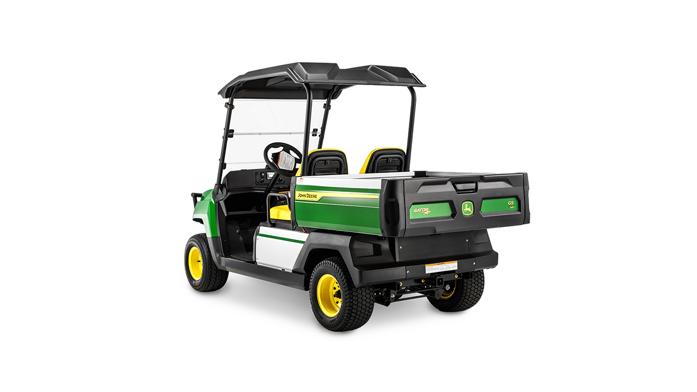 Zadný šikmý pohľad na elektrický model John Deere Gator GS zobrazujúci nákladný priestor a dvojité sedadlá pod čiernou strechou.