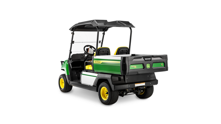 Zadný šikmý pohľad na elektrický model John Deere Gator GS zobrazujúci nákladný priestor a dvojité sedadlá pod čiernou strechou.