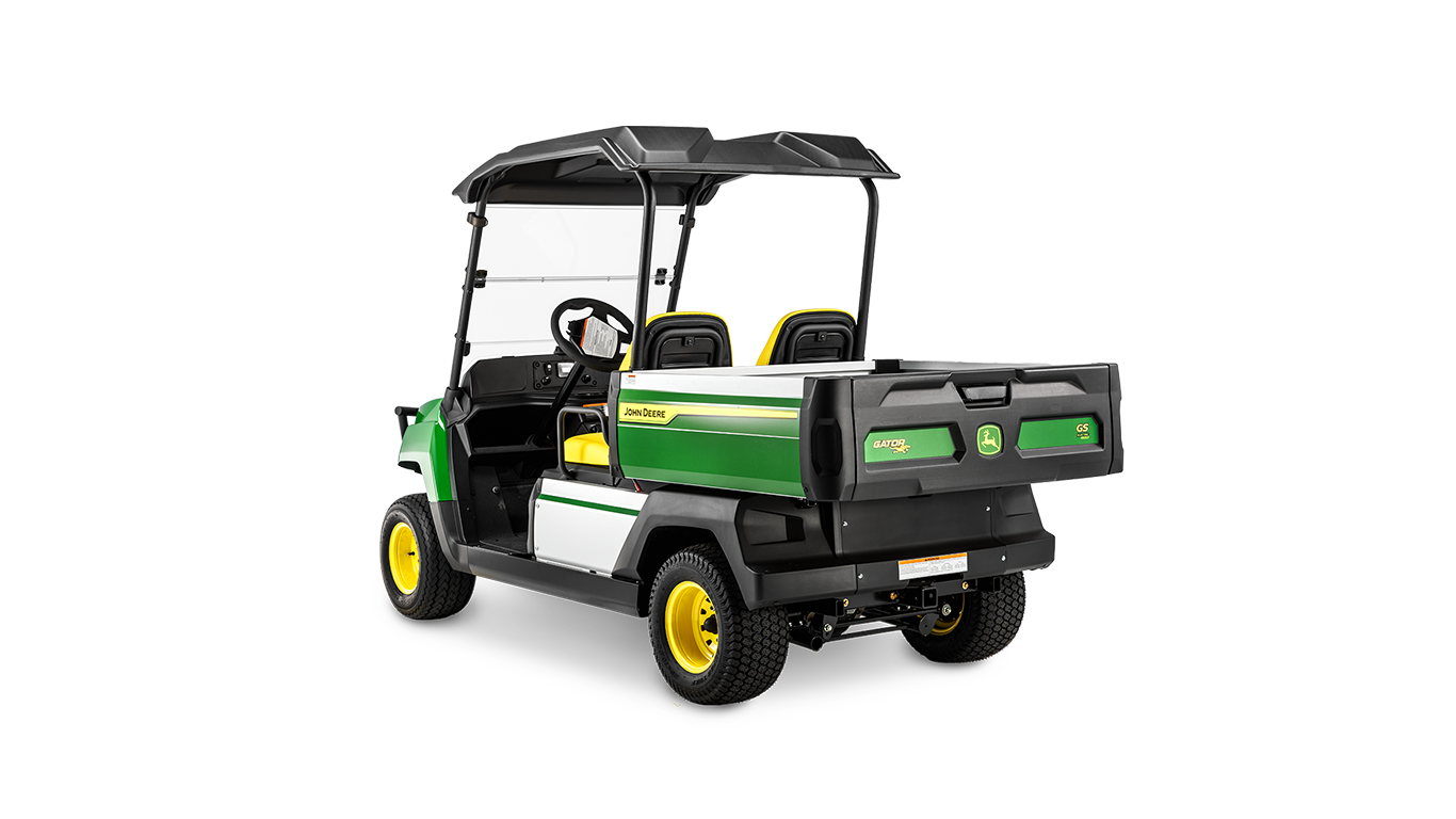 Zadný šikmý pohľad na benzínový model John Deere Gator GS zobrazujúci nákladný priestor, dvojité sedadlá a ochrannú strechu.