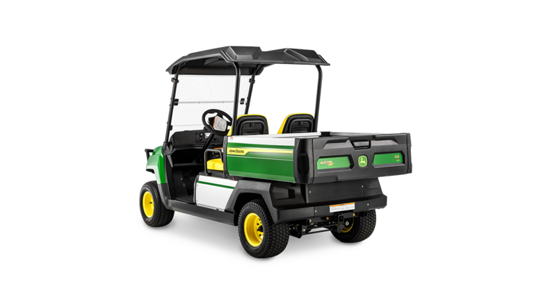 Zadný šikmý pohľad na benzínový model John Deere Gator GS zobrazujúci nákladný priestor, dvojité sedadlá a ochrannú strechu.