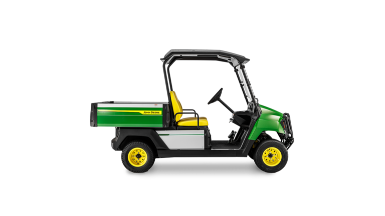 Bočný pohľad na elektrické úžitkové vozidlo John Deere Gator GS so zelenou karosériou, žltými sedadlami a čiernou strechou na bielom pozadí.