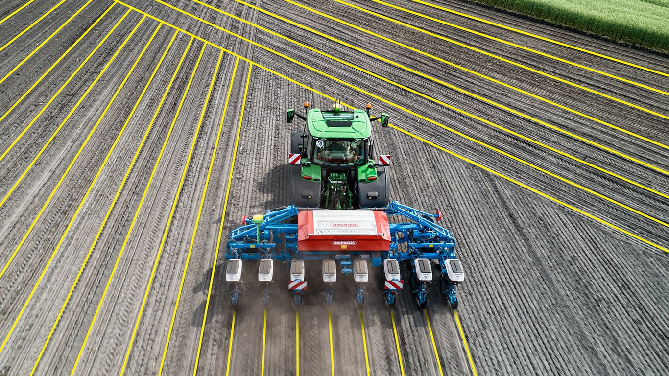 Pohľad zhora na traktory John Deere Autopath
