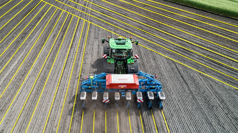 Pohľad zhora na traktory John Deere Autopath