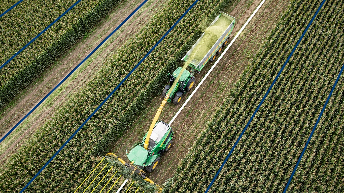 pohľad zvrchu na traktor na farme
