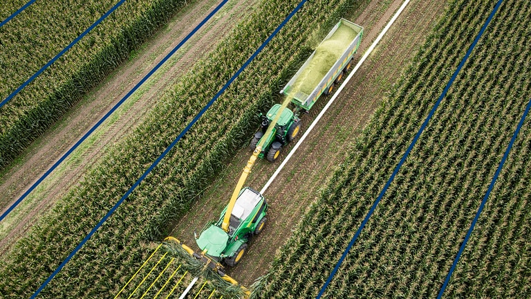 pohľad zvrchu na traktor na farme