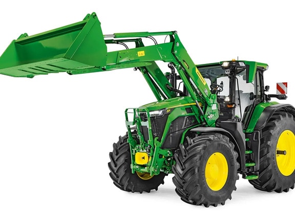 Traktor John Deere so spusteným čelným nakladačom a pripojenou lyžicou, izolovaný na bielom pozadí.