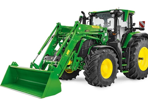 Traktor John Deere s vysunutým čelným nakladačom a lyžicou, štúdiová snímka zvýrazňujúca dosah nakladača a výšku zdvihu.