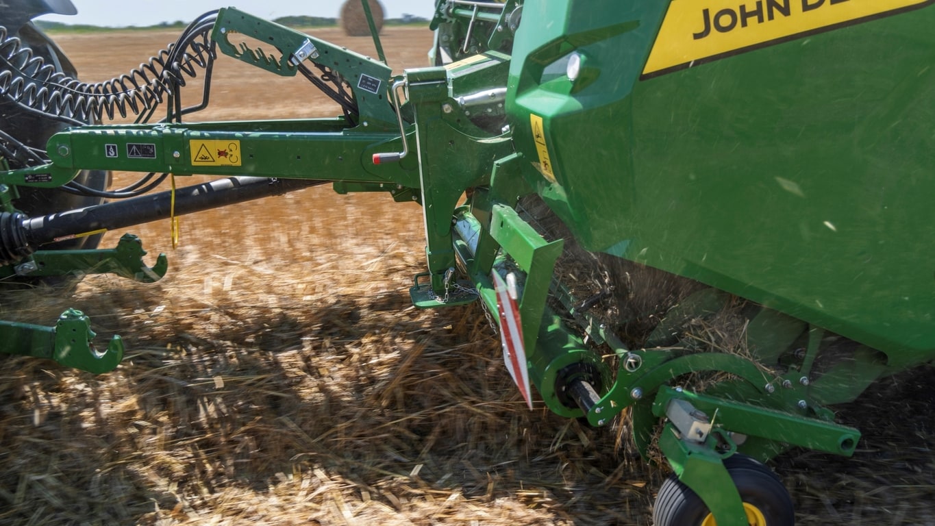 Vysoko-kapacitný zberač lisu John Deere VR, ktorý vstrekuje obrovský riadok slamy
