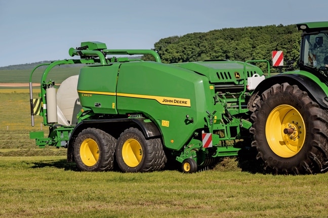 Kombinovaný baliaci lis John Deere C442R vyrába vysokohustotné silážne balíky