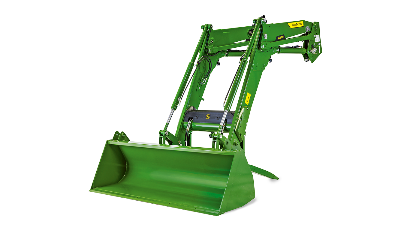 Zelený traktor John Deere so zdvihnutým čelným nakladačom, zobrazený na bielom pozadí pre detailný pohľad na poľnohospodársku techniku.
