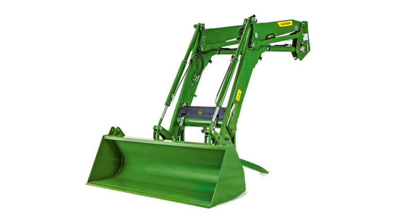 Zelený traktor John Deere so zdvihnutým čelným nakladačom, zobrazený na bielom pozadí pre detailný pohľad na poľnohospodársku techniku.
